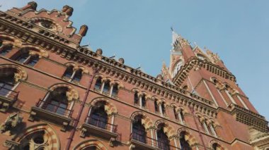 Güzel cephe St Pancras Uluslararası Tren istasyonuna Londra