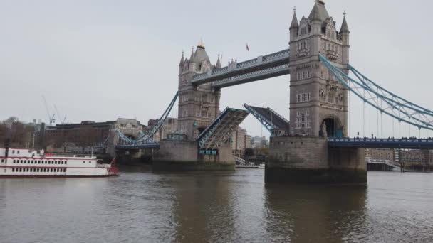 Открытый Тауэрский мост в Лондоне — стоковое видео