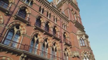 Güzel cephe St Pancras Uluslararası Tren istasyonuna Londra