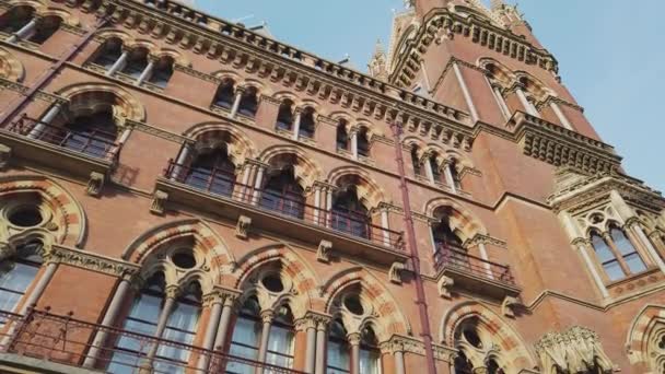 Gyönyörű homlokzata St Pancras nemzetközi vasútállomás Londonban — Stock videók