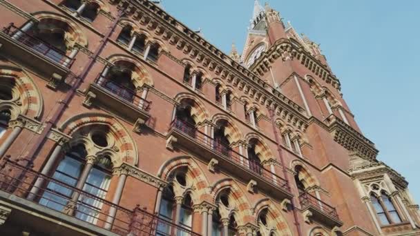 Hermosa fachada de la estación de tren internacional de St Pancras en Londres — Vídeos de Stock
