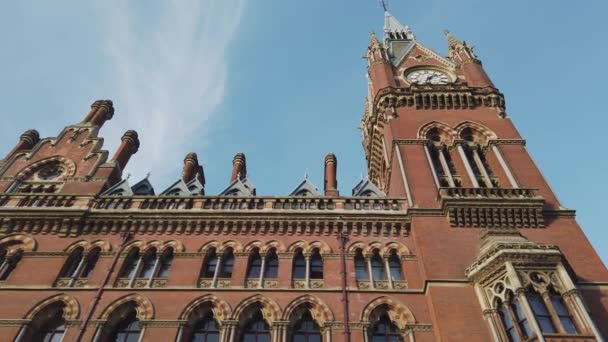 Όμορφη πρόσοψη του St Pancras International σιδηροδρομικός σταθμός στο Λονδίνο — Αρχείο Βίντεο