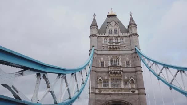 Širokoúhlý pohled přes Tower Bridge v Londýně — Stock video