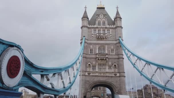 Wunderbarer Blick über die Tower Bridge in London — Stockvideo
