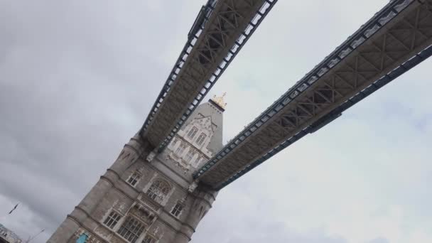 Brede hoekmening over de Tower Bridge in Londen — Stockvideo