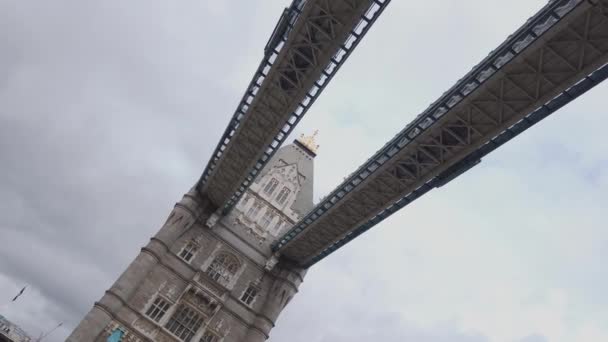 Vue grand angle sur Tower Bridge à Londres — Video