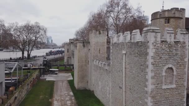A Torre de Londres um marco famoso na cidade — Vídeo de Stock