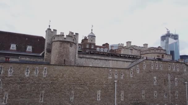 Tower of London słynnym zabytkiem w mieście — Wideo stockowe