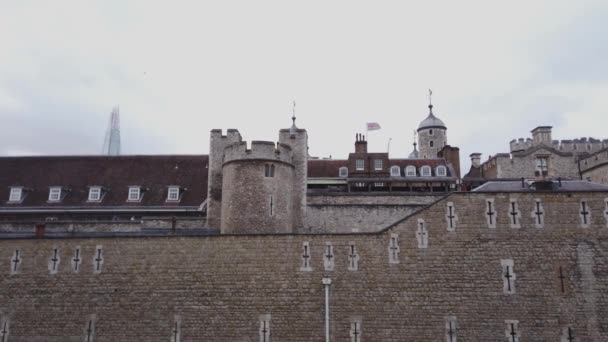 Tower of London en berömda landmärke i staden — Stockvideo