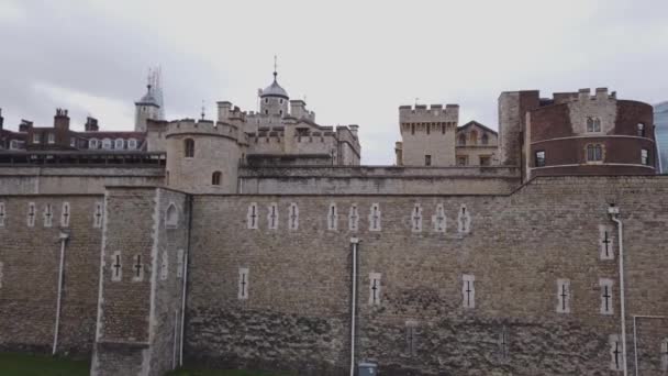 Tower of London słynnym zabytkiem w mieście — Wideo stockowe