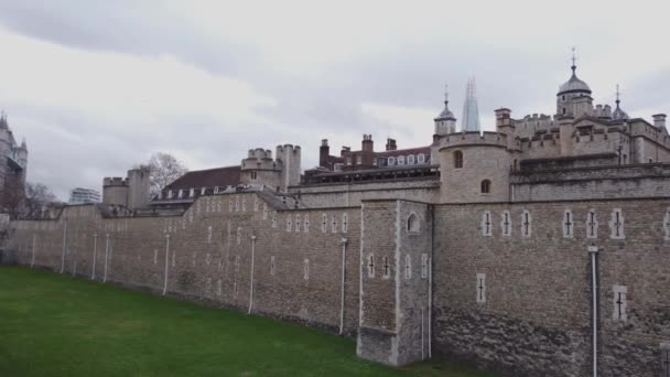 Tower of London en berömda landmärke i staden — Stockvideo