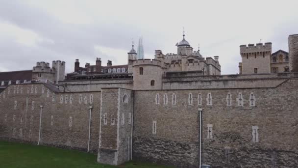 Tower of London słynnym zabytkiem w mieście — Wideo stockowe