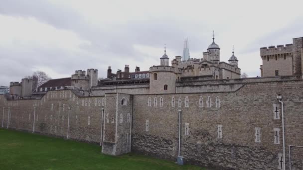 Tower of London en berömda landmärke i staden — Stockvideo