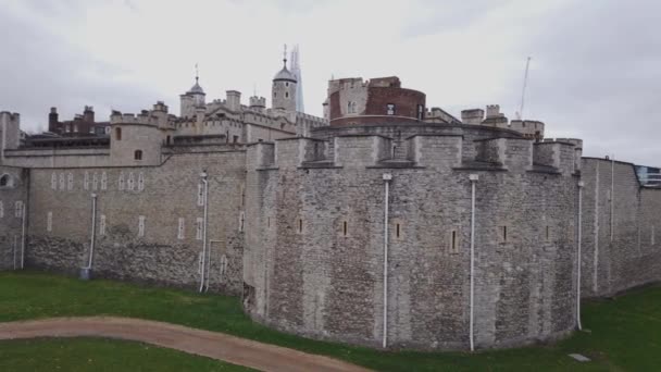 A Torre de Londres um marco famoso na cidade — Vídeo de Stock