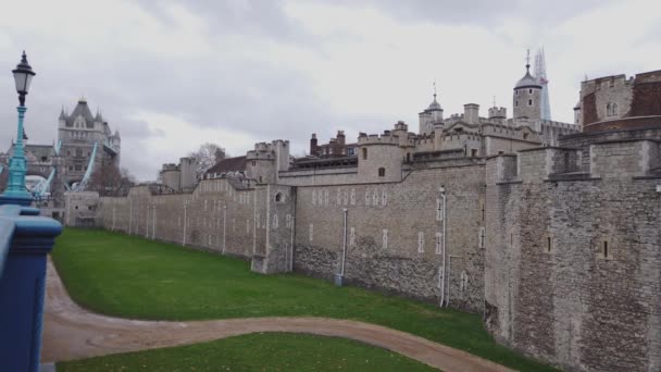 De Tower of London een beroemde bezienswaardigheid in de stad — Stockvideo