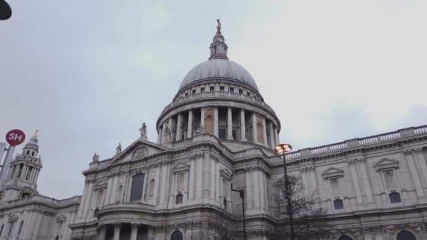 De koepel van st pauls kathedraal in Londen — Stockvideo