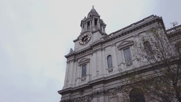 St Pauls Cathedral in London a famous landmark in the city — Stock Video