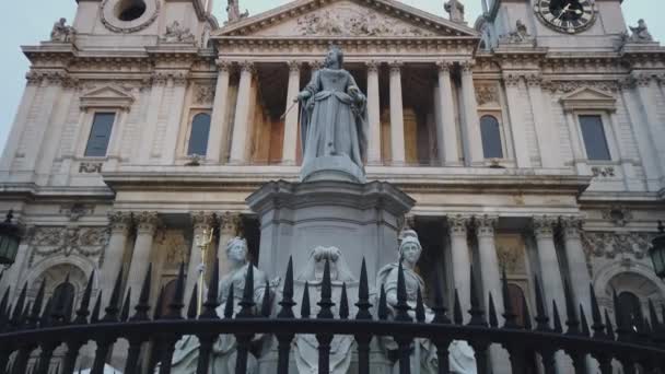 De voorzijde van St Pauls Cathedral in Londen — Stockvideo