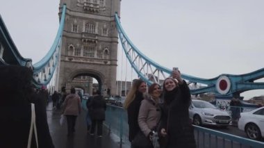 Tower Bridge - Londra, İngiltere - Londra'da üzerinde 16 Aralık 2018 yürüyüş