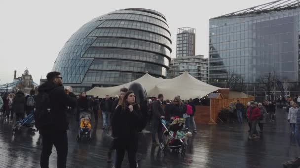 Прогулка по рождественскому базару в Лондоне - ЛОНДОН, Англия - 16 ДЕКАБРЯ 2018 — стоковое видео