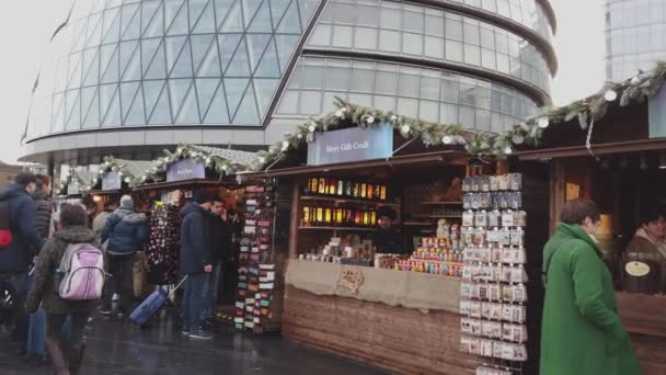 Paseando por el mercado de Navidad en Londres - LONDRES, INGLATERRA - 16 DE DICIEMBRE DE 2018 — Vídeo de stock