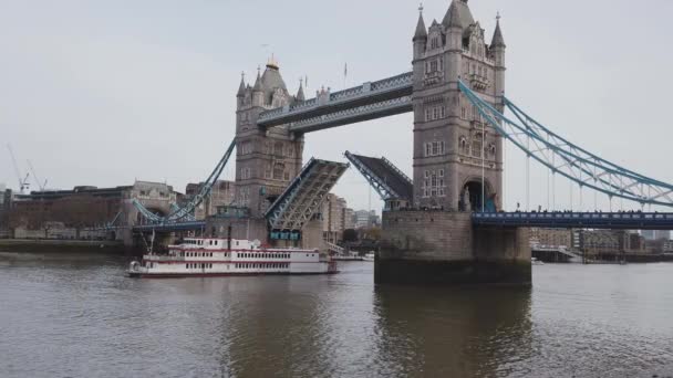川テムズ - ロンドン、イギリス - 2018 年 12 月 16 日にロンドンのタワー ブリッジ — ストック動画