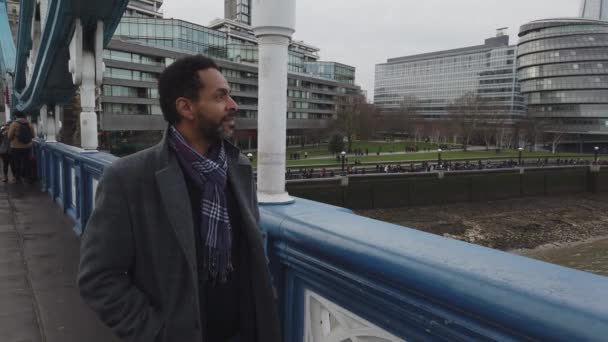 Schwarzafrikaner läuft über Tower Bridge in London - London, England - 16. Dezember 2018 — Stockvideo
