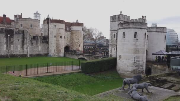 La Torre de Londres en un día de invierno - LONDRES, INGLATERRA - 16 DE DICIEMBRE DE 2018 — Vídeo de stock