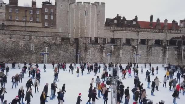 Gran pista de hielo en la Torre de Londres en Navidad - LONDRES, INGLATERRA - 16 DE DICIEMBRE DE 2018 — Vídeos de Stock
