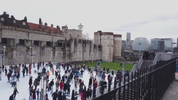 Ogromnym lodowiskiem w Tower of London, w okresie Bożego Narodzenia - Londyn, Anglia - 16 grudnia 2018 r. — Wideo stockowe