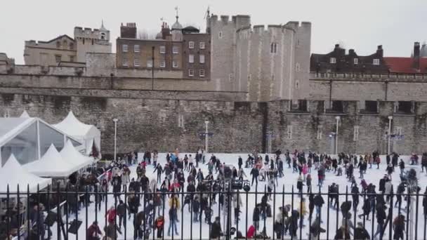 Ogromnym lodowiskiem w Tower of London, w okresie Bożego Narodzenia - Londyn, Anglia - 16 grudnia 2018 r. — Wideo stockowe