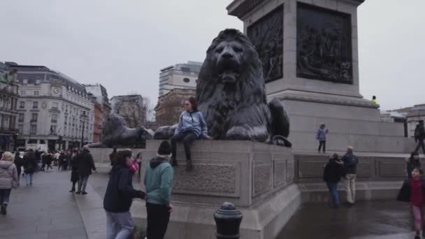 Popular Trafalgar Square em Londres na National Gallery - LONDRES, ENGLÂNDIA - 16 DE DEZEMBRO DE 2018 — Vídeo de Stock
