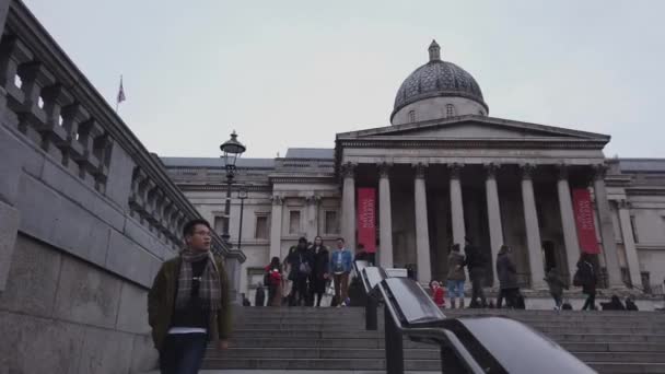 Popular Trafalgar Square in London at National Gallery - LONDON, ENGLAND - DECEMBER 16, 2018 — Stock Video