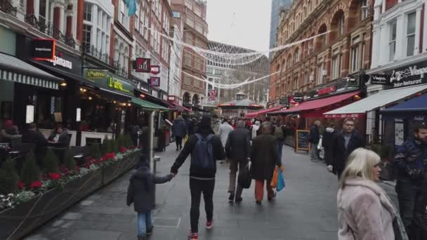 Leicester Square em Londres é um lugar movimentado durante todo o ano - LONDRES, ENGLÂNDIA - 16 DE DEZEMBRO DE 2018 — Vídeo de Stock