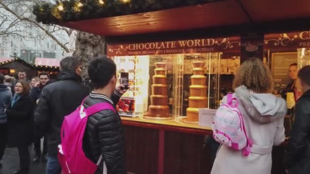 Belo mercado de Natal na Leicester Square em Londres - LONDRES, ENGLÂNDIA - 16 DE DEZEMBRO DE 2018 — Vídeo de Stock