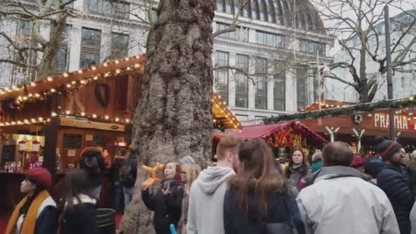 Beautiful Christmas market at Leicester Square in London - LONDON, ENGLAND - DECEMBER 16, 2018 — Stock Video