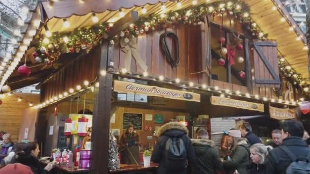 Hermoso mercado de Navidad en Leicester Square en Londres - LONDRES, INGLATERRA - 16 DE DICIEMBRE DE 2018 — Vídeos de Stock