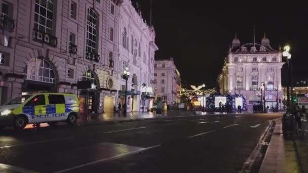 London street view at Piccadilly Circus by night - LONDON, ENGLAND - DECEMBER 16, 2018 — Stock Video