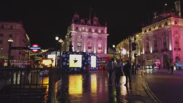 London street view: Piccadilly Circus éjjel - London, Anglia - 2018. December 16. — Stock videók