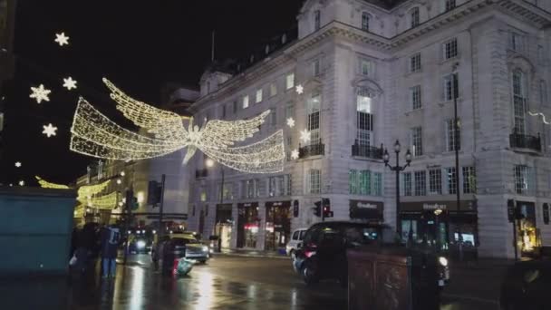 Чудесные рождественские украшения на Риджент-стрит в Лондоне ночью - ЛОНДОН, Англия - 16 декабря 2018 — стоковое видео