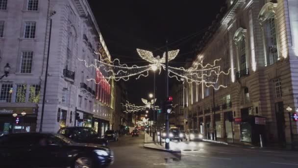 Maravillosa decoración navideña en Regent Street Londres de noche - LONDRES, INGLATERRA - 16 DE DICIEMBRE DE 2018 — Vídeo de stock