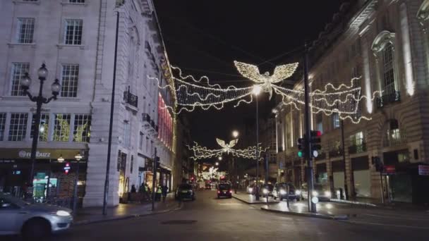 Wunderschöne weihnachtsdekoration in regent street london bei nacht - london, england - dezember 16, 2018 — Stockvideo