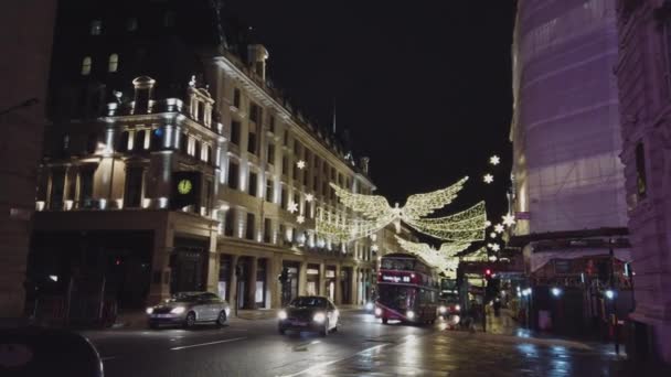 Harika Noel dekorasyonu Regent Street Londra gece - Londra, İngiltere - 16 Aralık 2018 — Stok video