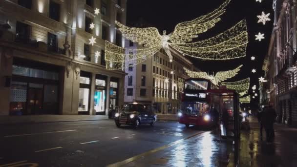 Underbara juldekoration i Regent Street London nattetid - London, England - 16 December 2018 — Stockvideo