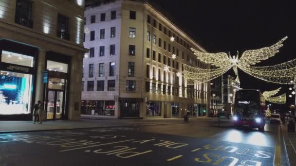 Splendida decorazione natalizia a Regent Street Londra di notte - LONDRA, INGHILTERRA - 16 DICEMBRE 2018 — Video Stock