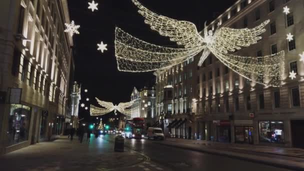 Znakomity świąteczny stroik w Regent Street Londyn nocą - Londyn, Anglia - 16 grudnia 2018 r. — Wideo stockowe