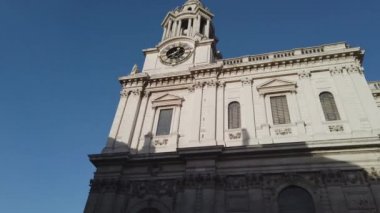 Güneşli bir günde - Londra, İngiltere - 16 Aralık 2018 Londra'daki ünlü St Pauls Cathedral