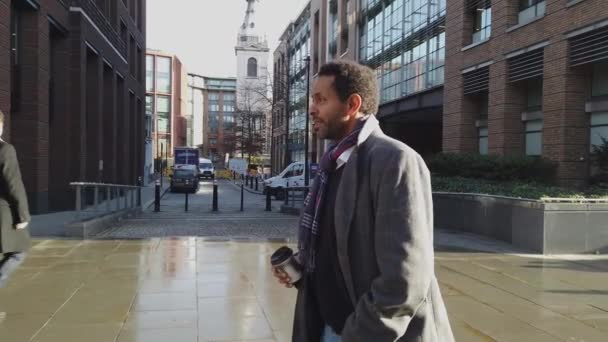 Fekete üzleti férfi sétál át a city of London - London, Anglia - 2018. December 16. — Stock videók
