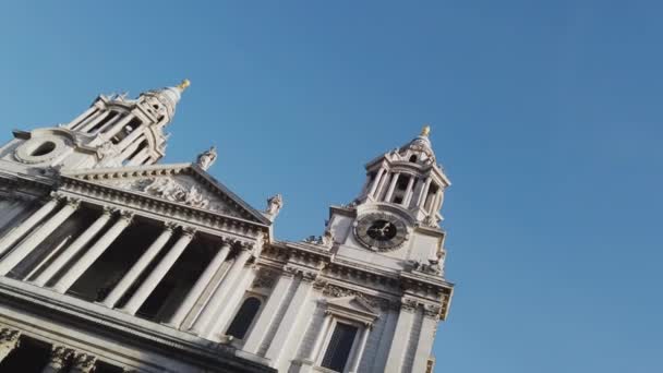 Slavný St Pauls Cathedral v Londýně na slunečný den - Londýn, Anglie - 16 prosince 2018 — Stock video