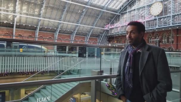 Μαύρο άνθρωπος των επιχειρήσεων σε έναν σταθμό τραίνων στο Λονδίνο - Λονδίνο, Αγγλία - 16 Δεκεμβρίου 2018 — Αρχείο Βίντεο